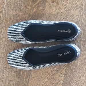 Vivaia Margot Square-Toe V-Cut Flats